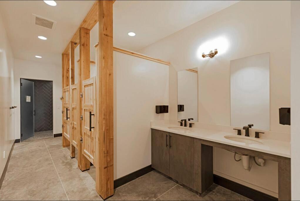 Brand New Upscale Home- Best Location! Уайтфиш Экстерьер фото
